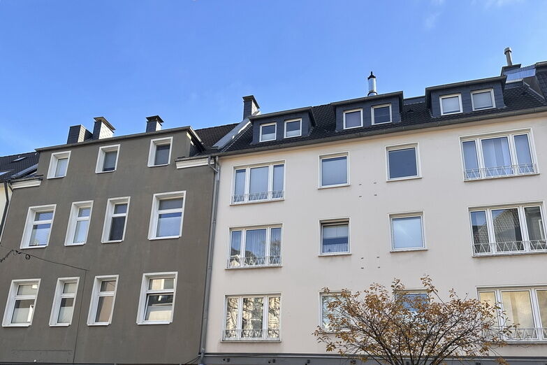 Top-Kapitalanlage auf der RÜ in Essen-Rüttenscheid – Wohn- und Geschäftshäuser Wohn- und Geschäftshäuser mit 9 Wohneinheiten, 6 Gewerbeeinheiten sowie Garagenhof und Stellplätzen in Essen-Rüttenscheid.